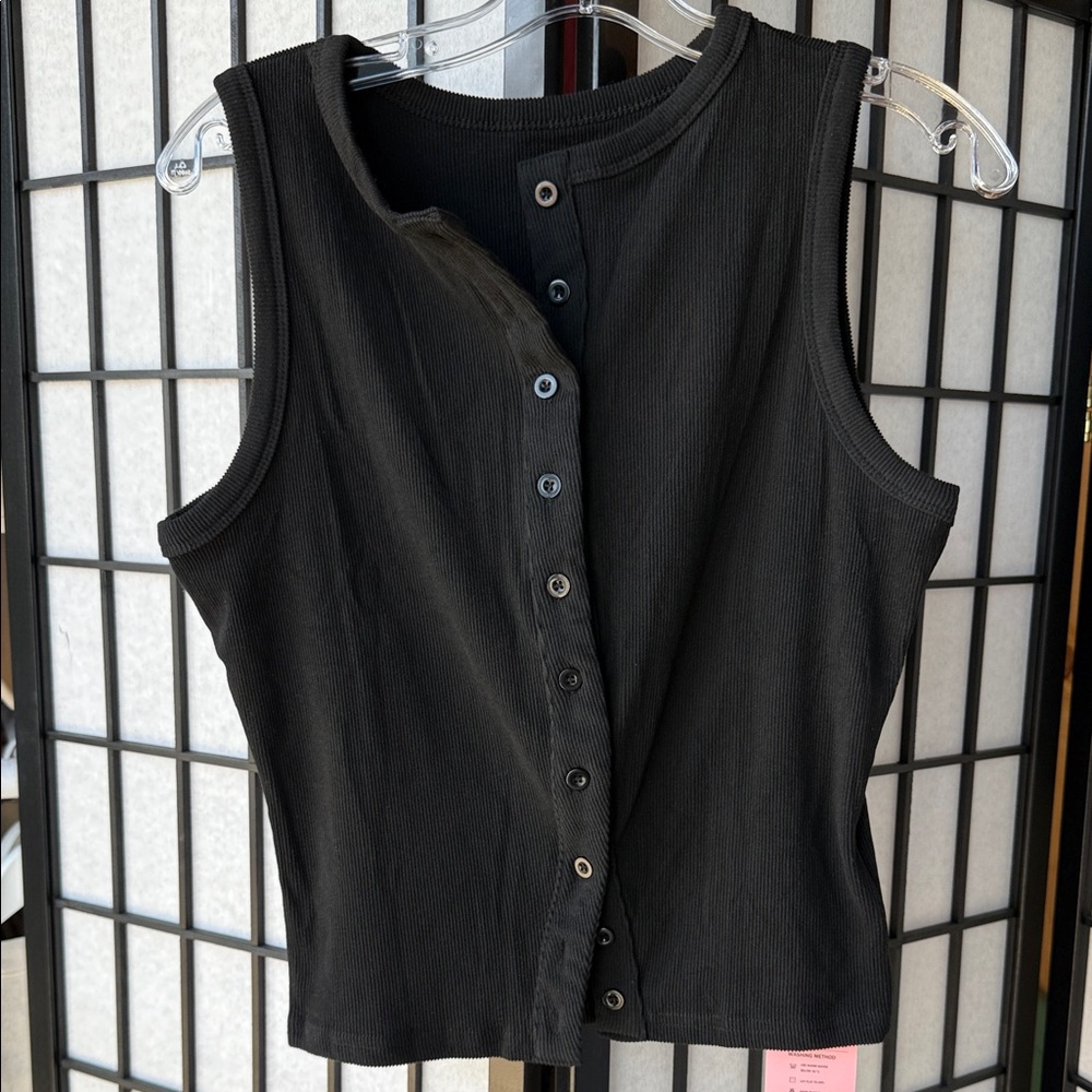 NWT FIGKICKSEN Black Sleeveless Button-Up Top